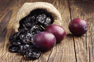 Fresh-Plums-and-dried-prunes-ready-to-be-juiced