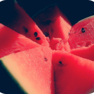 Arbuus – tühine kaalukasvataja või tervisest pungil looduslik Viagra? Peatselt on kätte saabumas arbuusihooaja tipphetk. Kahjuks peetakse seda suurepärast vilja aga vahel lihtsalt tühiseks kaalukasvatajaks ja mõttetuks magustoiduks. Kas arbuus on selle süüdistuse ära teeninud? Asja uurimiseks vaatleme lähemalt, mida arbuus üldse sisaldab.