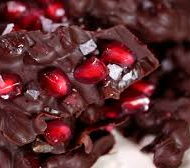 Kas magustoit saab aeglustada vananemist, teha rõõmsaks soolestiku mikrofloora, toetada südame ja veresoonte tervist, suurendada energiat, vähendada organismis alaägeda põletiku taset ja kaitsta aju õrnalt, kuid tõhusalt, vabaradikaalse tormijooksu eest? Aga muidugi! See dekadentlik maiustus absoluutselt võib! Granaatõun sisaldab uskumatult võimsaid polüfenoolseid ühendeid (nt urolitiin A), mis toidab soolebaktereid ning vastustab vananemisvastase kaitse eest. Šokolaadis […]