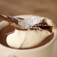 Hõrk šokolaadikreem… keedumunadest! Soovid veresuhkrusõbralikku šokolaadikreemi? Siin see on! Jagan palavikulise kiirusega levivat retsepti, mis näitab, et miski pole võimatu:) Sest see tervislik ja hõrk šokolaadikreem on tehtud kõvaks keedetud munadest! Valmistamine: Naudi tänutundega! Elu on ilus!:)