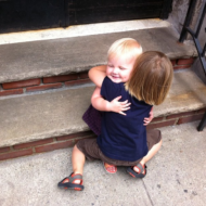 Kallistamine tervendab! Kallistamisel on võimas positiivne mõju emotsionaalsele heaolule, vaimsele ja füüsilisele tervisele. NB! Üks õige kallistus kestab vähemalt 10 sekundit! Just nii kaua läheb väidetavalt aega, et vallanduks lähedushormoon oksütotsiin, mis leevandab stressi, tekitab turvatunnet, suurendab libiidot, aitab langetada kaalu ja optimeerida vererõhku. Kallistamine Niisiis kallistagem pikemalt ja sagedamini, nii paraneb ka tervis!