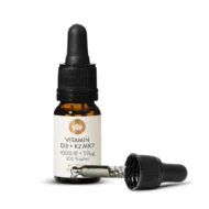 MOMENDIL OTSAS! 

Vegan, 1000 IU D-vitamiini + 50 µg K-vitamiini

300 tilka, mis  sisaldavad 1000 RÜ D3-vitamiini + 50 µg K2, esmaklassilises MCT kookosõlis.

Vegan, puhtalt taimne D3-vitamiin samblikust ja 100% all-trans K2 MK-7 Norrast (K2VITAL® firmalt Kappa).

Optimaalne biosaadavus, mitte-GMO, toodetud EL-is. 10 ml merevaigukollane klaaspudel klaasist tilgutiga.