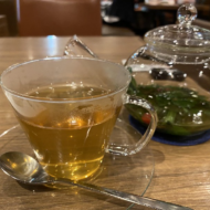 Suurepärane tee põhjalikuks kevadpuhastuseks, seedimise ja toonuse parandamiseks ning energeetilise vibratsiooni tõstmiseks. Lase keema 2 klaasi vett ja lisa sinna: Keeda teed madalal tulel ca 10-15 minutit ja lase seejärel 5 minutit tõmmata ja naudi. Parem oleks korraga 1 liiter teed valmis keeta, termosega nt. tööle kaasa võtta ja päeva jooksul ära juua. Veel parem, […]