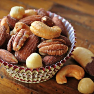 Pähklid ja mandlid on teadupärast head kiud- ja mineraalainete ning Omega-3 ja Omega-6 rasvhapete allikad. Kuid nende söömisega kaasnab tervisele ka märkimisväärseid ja mõõdetavaid boonuseid. Hiljutises 7-aastases uuringus leiti, et käärsoolevähi III staadiumi ellujäänutel, kes sõid ca 7 pähklit päevas, oli 42% väiksem tõenäosus taashaigestumiseks ning ca 57% väiksem tõenäosus vähki surra kui neil, kes […]